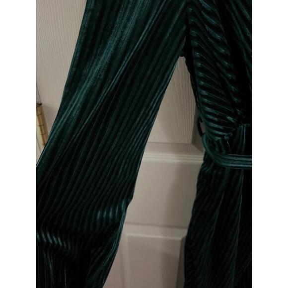 Women's Green Velvet Wrap Dress Size M NWOT retails $30 - Picture 8 of 8